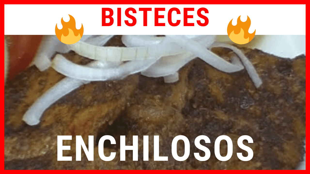Bisteces enchilosos con cebolla, comida picante tradicional.