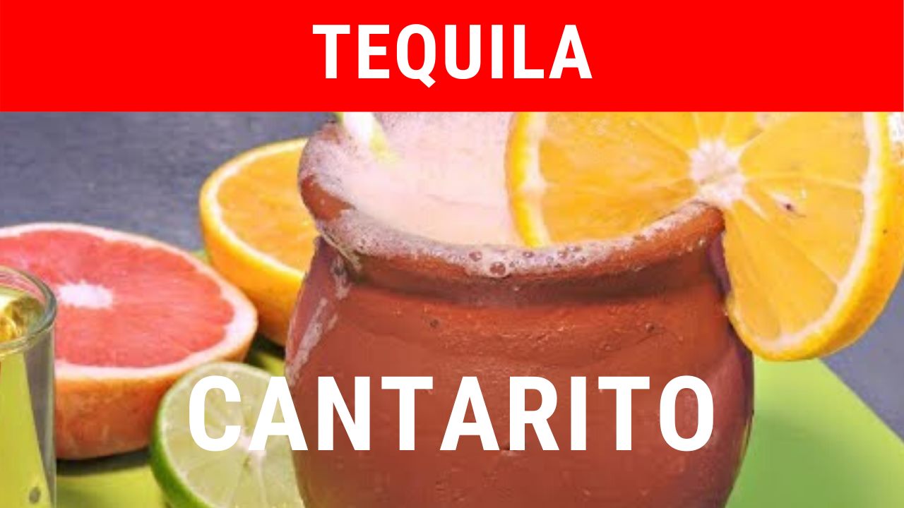 Jarra de cantarito de tequila con rodajas de cítricos, sobre fondo rojo y texto TEQUILA CANTARITO.
